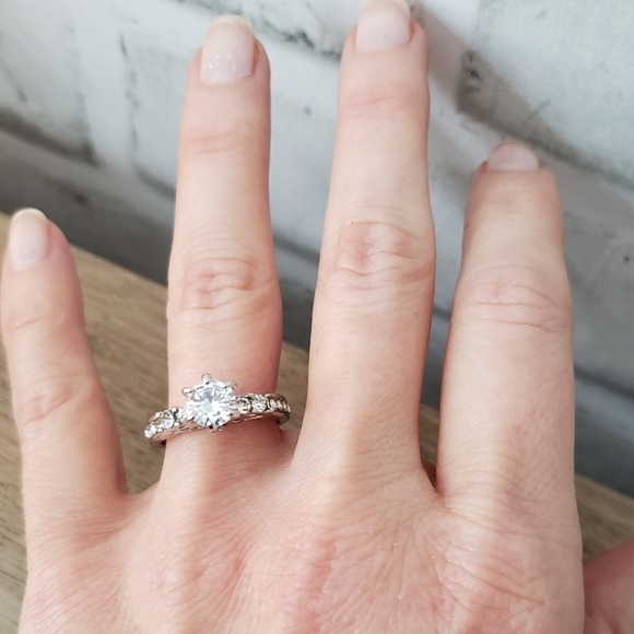 Wedding band raised cubic zirconia silver size 5 - Picture 5 of 8